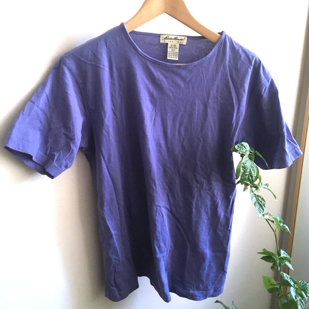 Vintage 100% cotton periwinkle Eddie Bauer t-shirt (Women's size XS - S)